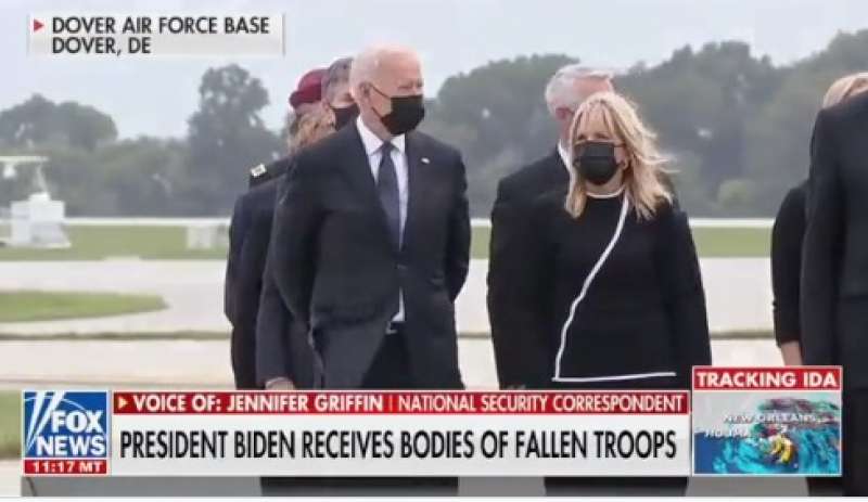 joe biden guarda l'orologio durante il rientro delle salme dei militari morti a kabul 3