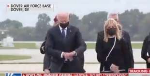 joe biden guarda l'orologio durante il rientro delle salme dei militari morti a kabul 4