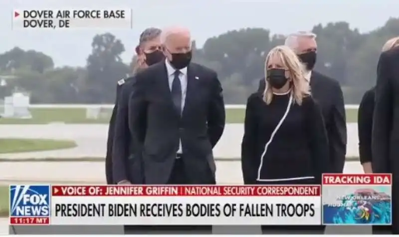 joe biden guarda l'orologio durante il rientro delle salme dei militari morti a kabul 5