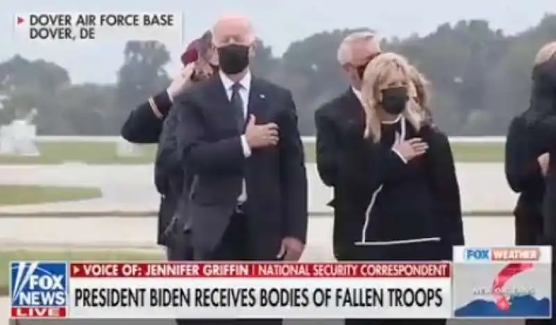 joe biden guarda l'orologio durante il rientro delle salme dei militari morti a kabul 7