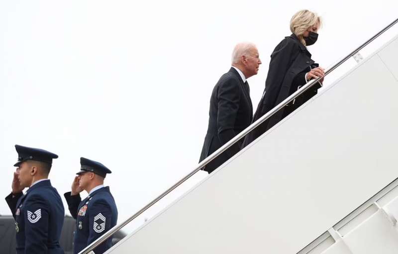 JOE E JILL BIDEN SALGONO SULL AIR FORCE ONE