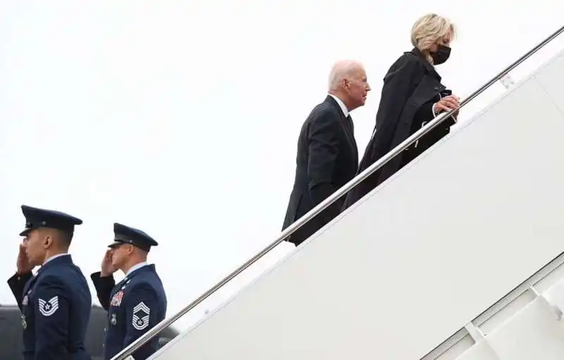 JOE E JILL BIDEN SALGONO SULL AIR FORCE ONE 