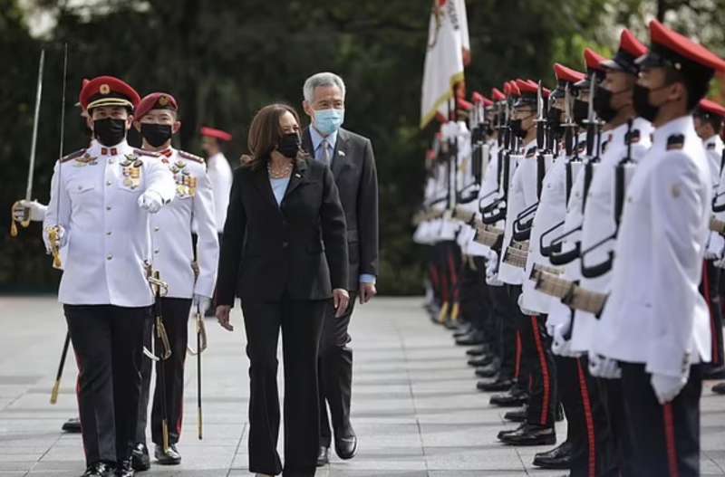 KAMALA HARRIS A SINGAPORE 1