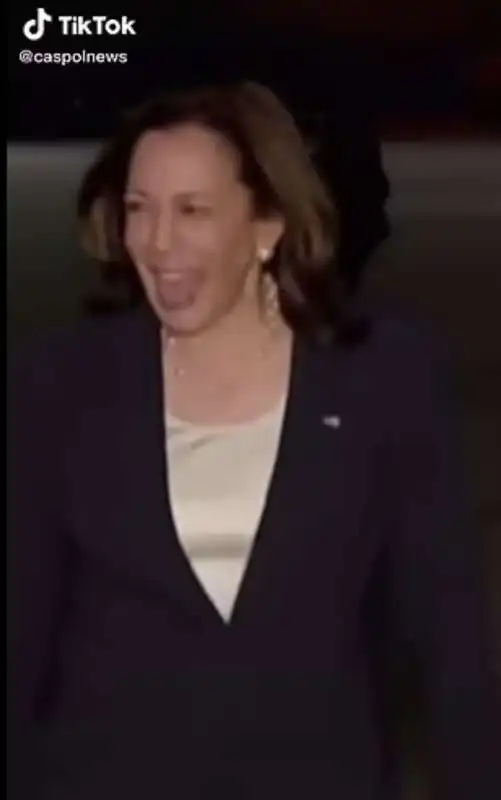 kamala harris ride a una giornalista che le chiede dell'afghanistan 1