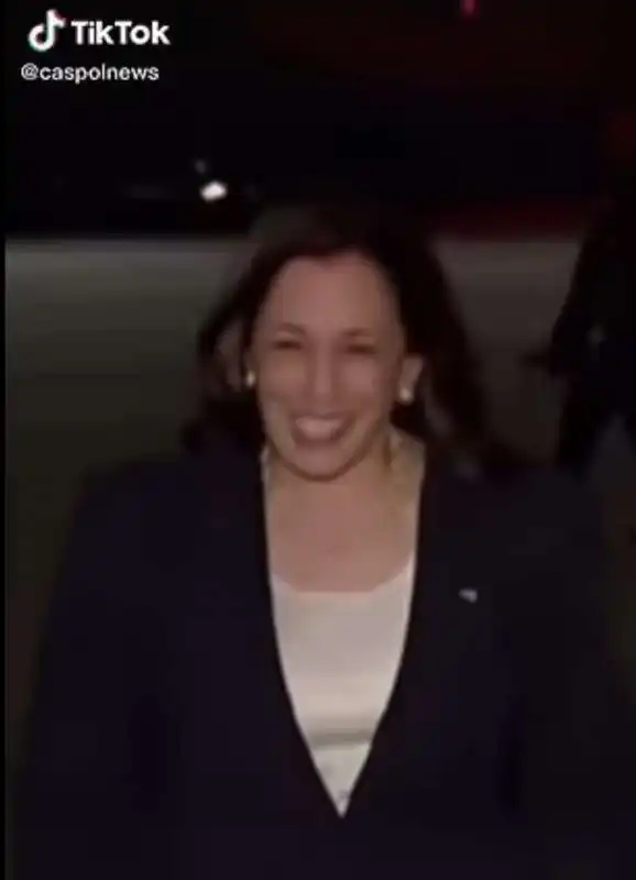 kamala harris ride a una giornalista che le chiede dell'afghanistan 2