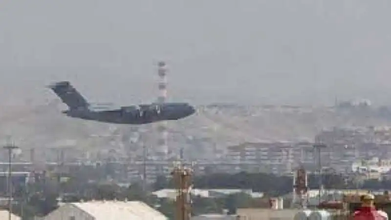 l'ultimo aereo usa lascia kabul