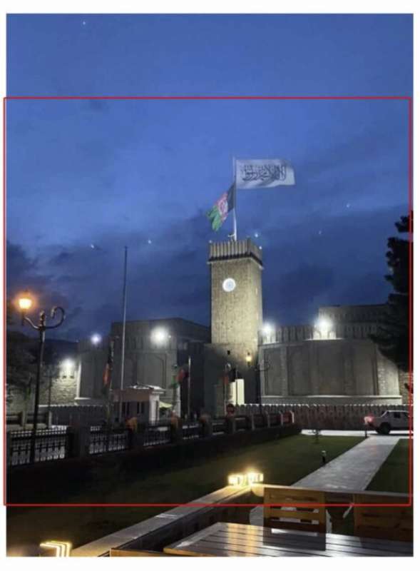 la foto fake della bandiera talebana sul palazzo presidenziale di kabul