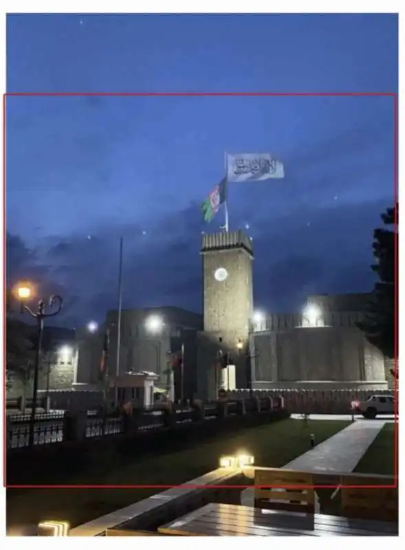 la foto fake della bandiera talebana  sul palazzo presidenziale di kabul 