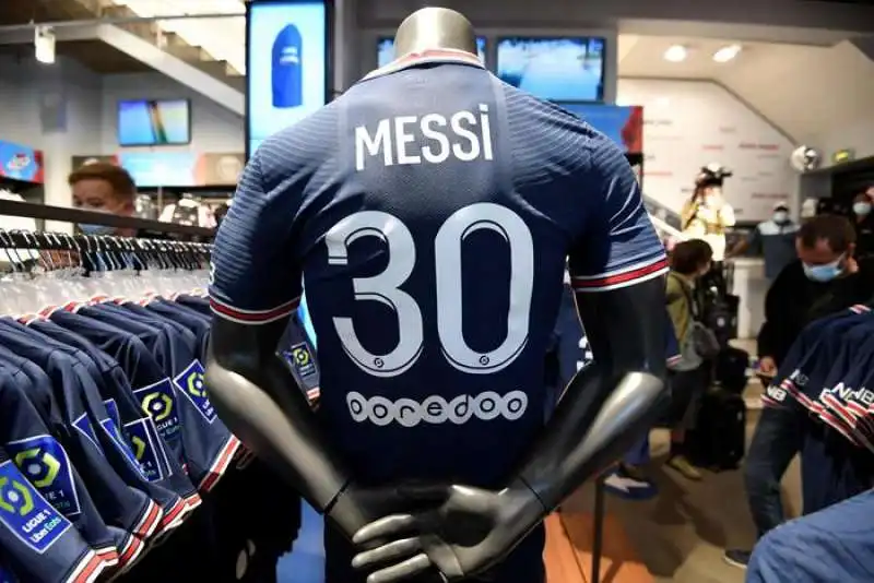 la presentazione di leo messi a parigi 1