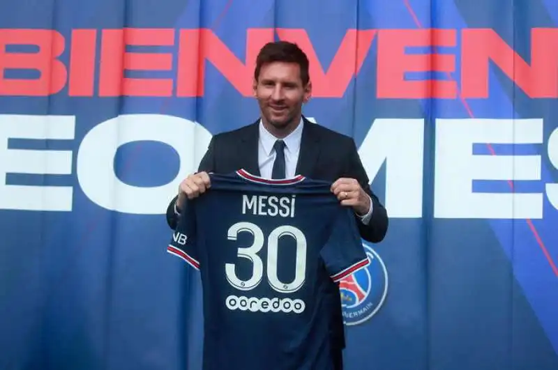 la presentazione di leo messi a parigi 4