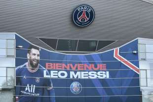 la presentazione di leo messi a parigi 9