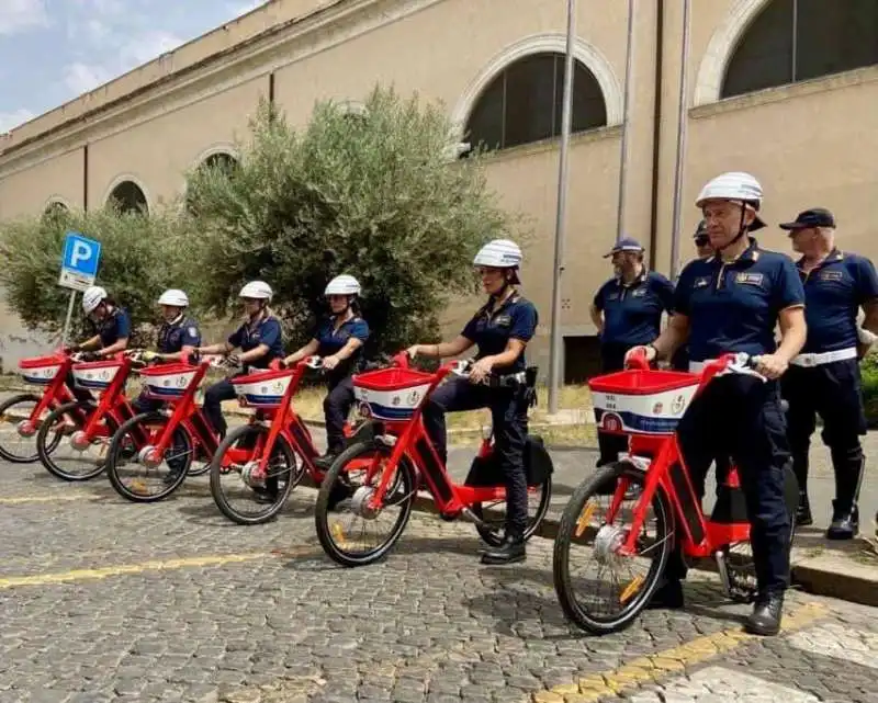 LE DIECI BICICLETTE RICICLATE DALLA RAGGI PER I VIGILI DI ROMA