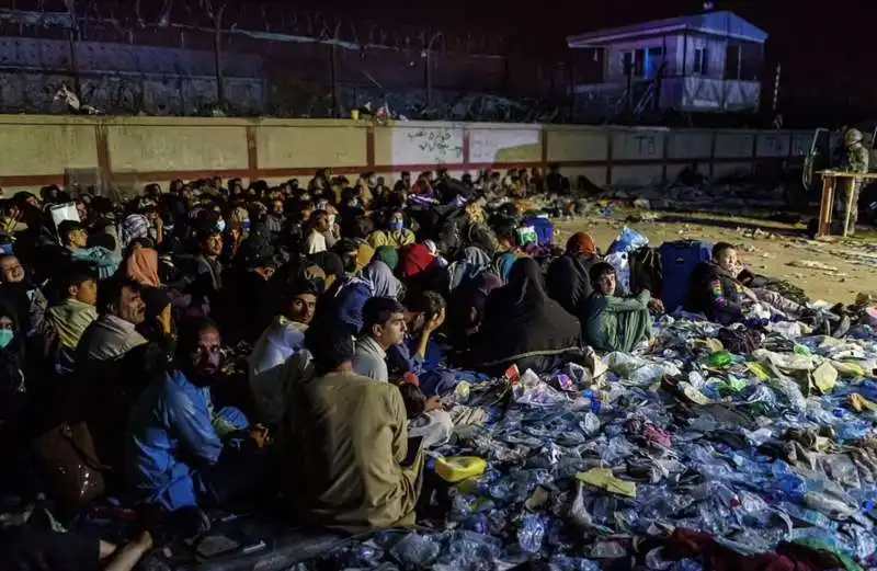 le persone davanti all aeroporto di kabul dopo l attentato 