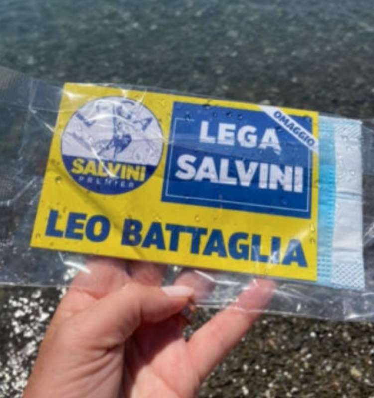 leo battaglia fa lanciare da un elicottero mascherine in mare in calabria 1