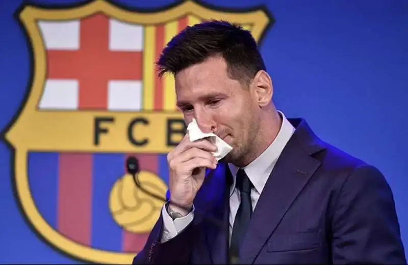 leo messi in lacrime per l addio al barcellona  1