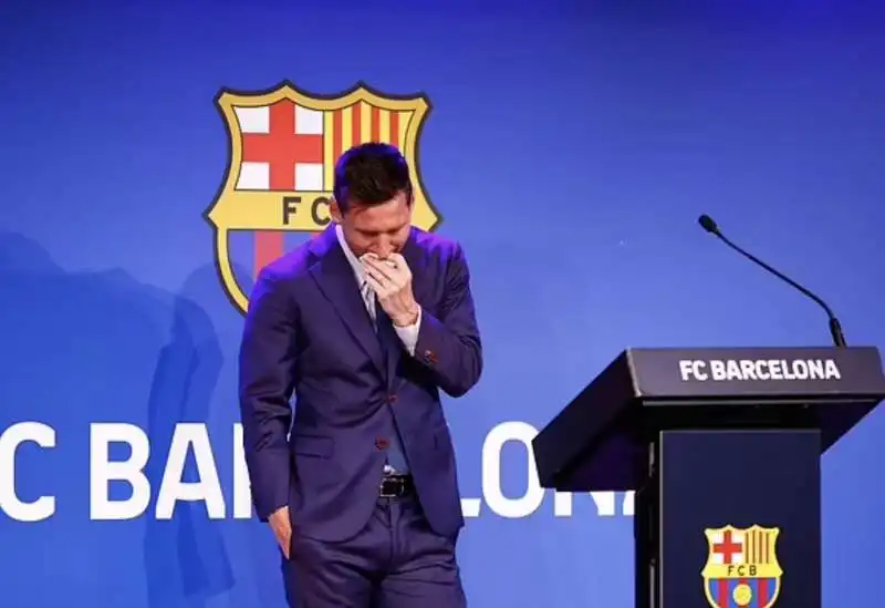 leo messi in lacrime per l addio al barcellona 