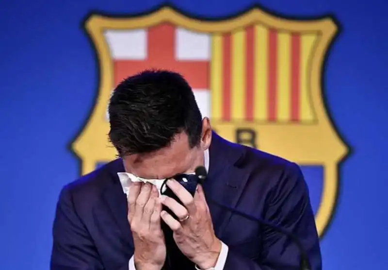 leo messi in lacrime per l addio al barcellona  2