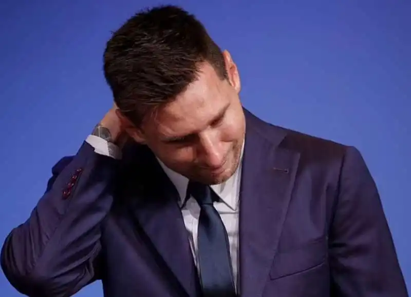 leo messi in lacrime per l addio al barcellona  3