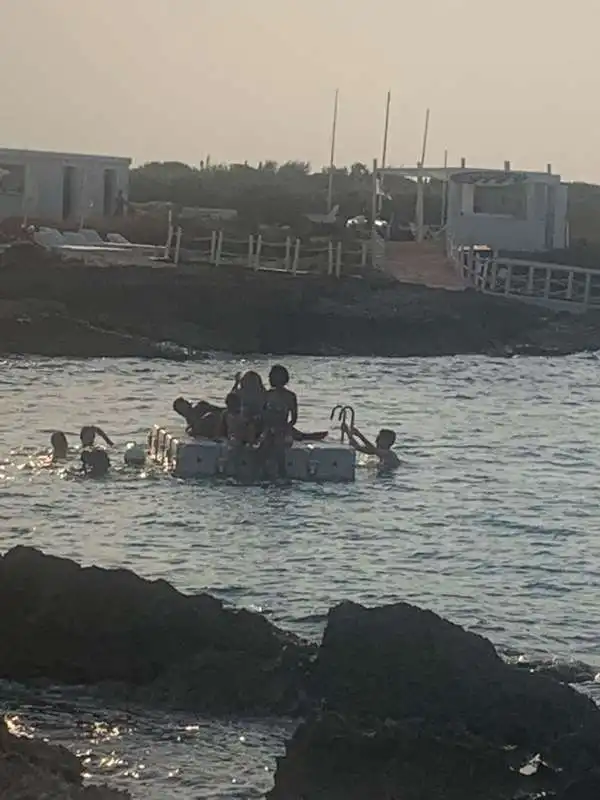 madonna con i figli fa il bagno sulla pedana della spiaggia di borgo egnazia 2