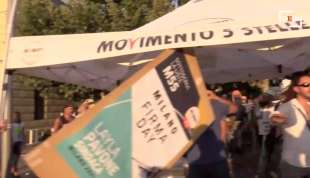 manifestanti no green pass assaltano il gazebo m5s milano 18