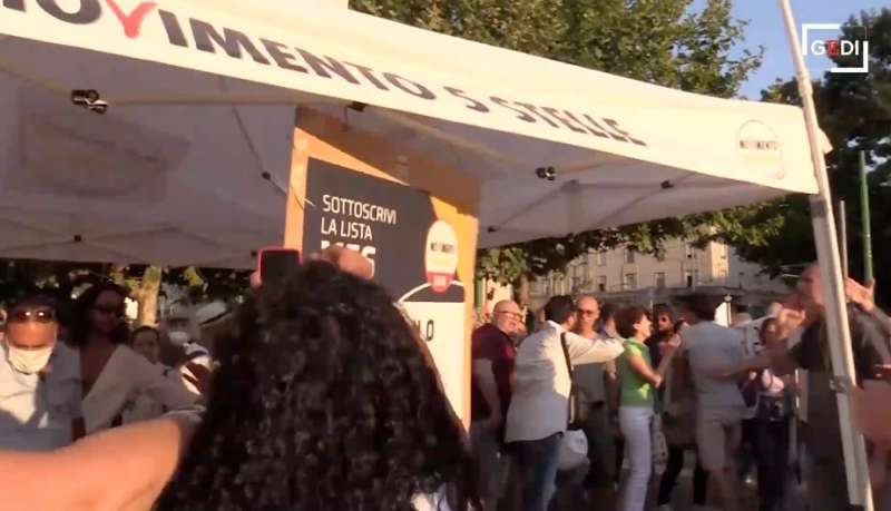 manifestanti no green pass assaltano il gazebo m5s milano 19