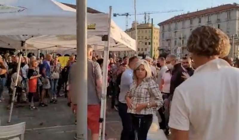 manifestanti no green pass assaltano il gazebo m5s milano 4