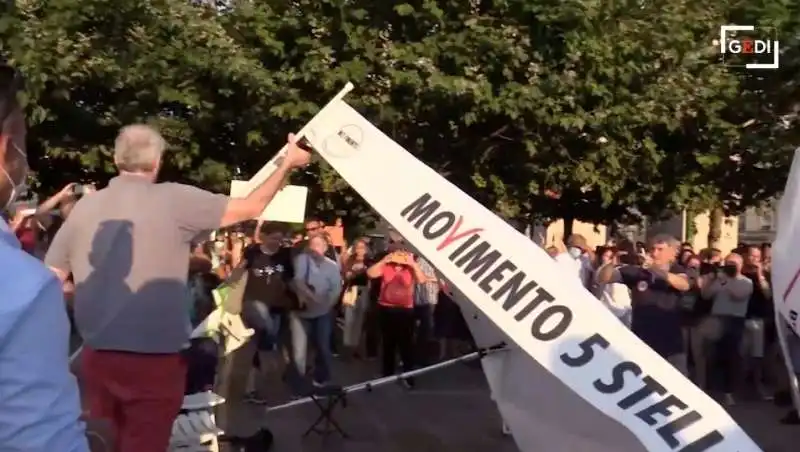 manifestanti no green pass assaltano il gazebo m5s   milano   9