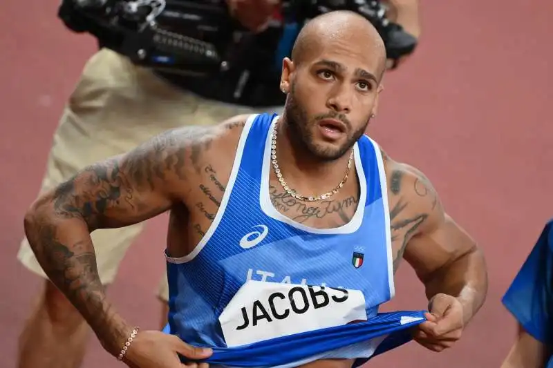 marcell jacobs  vince i 100m a tokyo2020 2