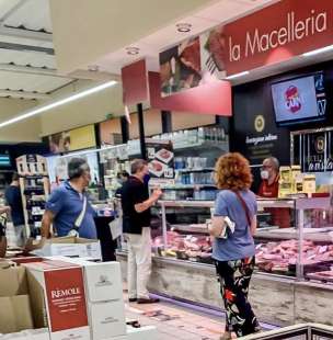 mario draghi al supermercato di citta della pieve