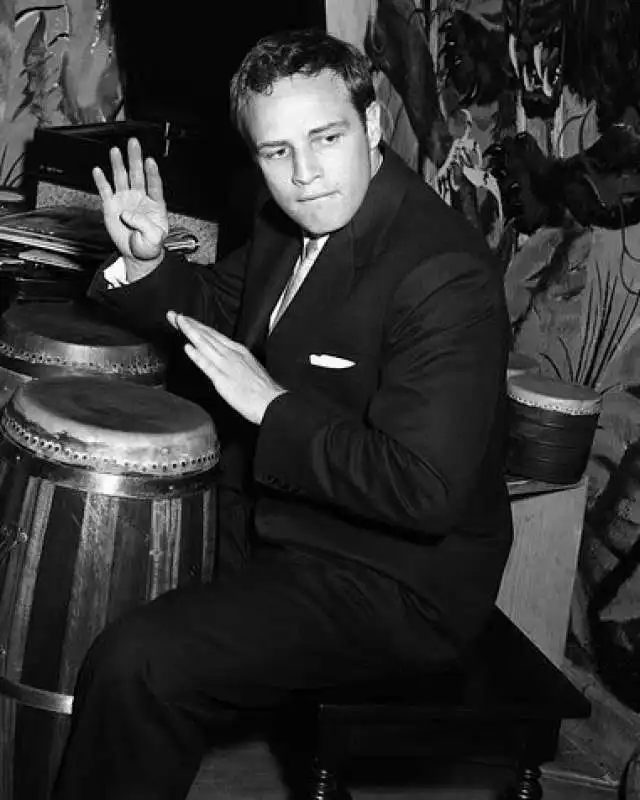 Marlon Brando - bongos