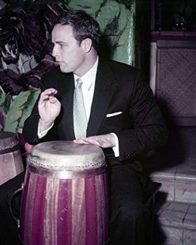 Marlon Brando - bongos