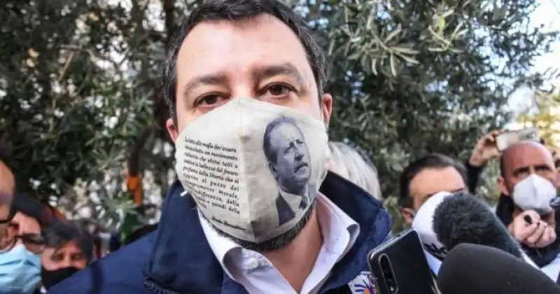 matteo salvini con la mascherina di borsellino