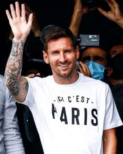 messi saluta i tifosi a parigi