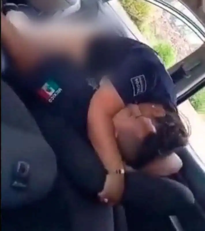 MESSICO - POLIZIOTTI FANNO SESSO IN AUTO