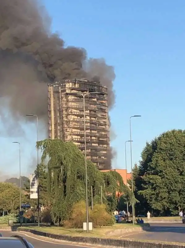 milano   grattacielo via antonini in fiamme   1