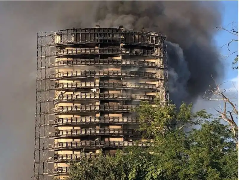 milano   grattacielo via antonini in fiamme   2