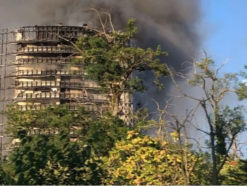 milano   grattacielo via antonini in fiamme   3