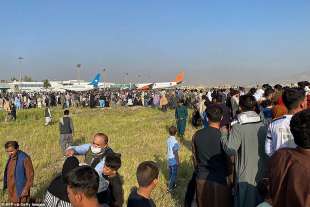 morti all'aeroporto di kabul 3