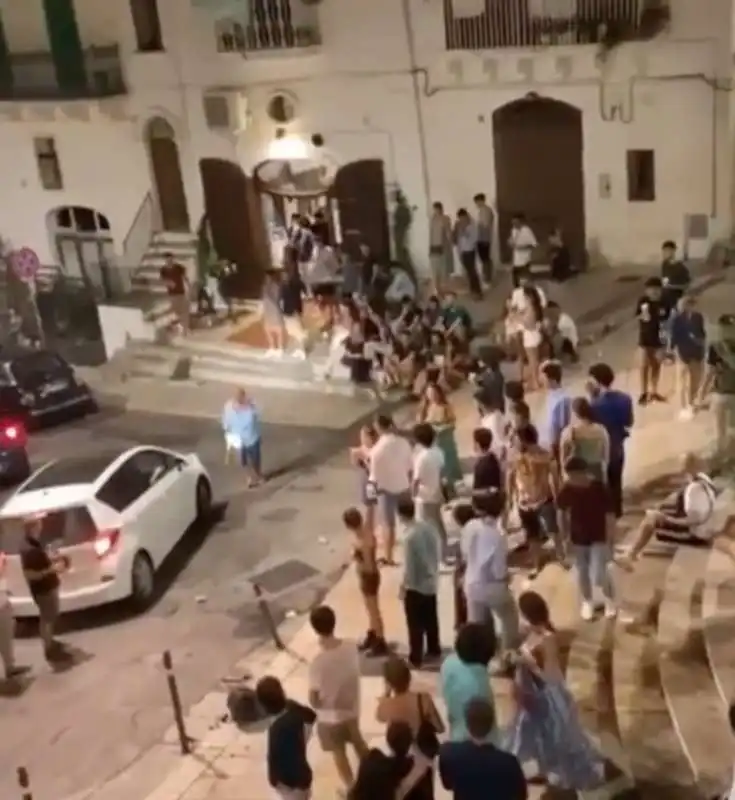 movida selvaggia a ostuni   scende con un mazza e distrugge stereo 1