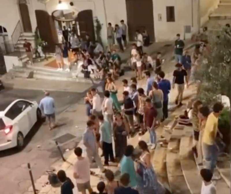 movida selvaggia a ostuni scende con un mazza e distrugge stereo 10