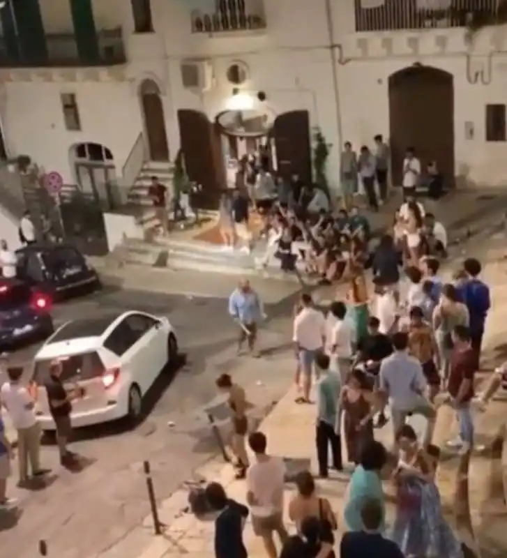 movida selvaggia a ostuni   scende con un mazza e distrugge stereo 2