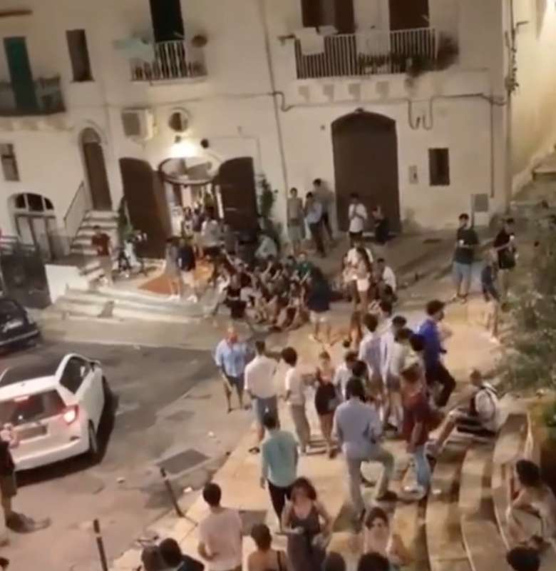 movida selvaggia a ostuni scende con un mazza e distrugge stereo 3