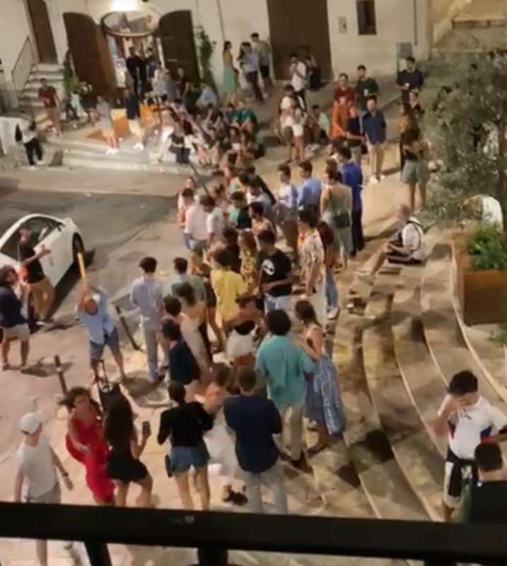 movida selvaggia a ostuni scende con un mazza e distrugge stereo 5