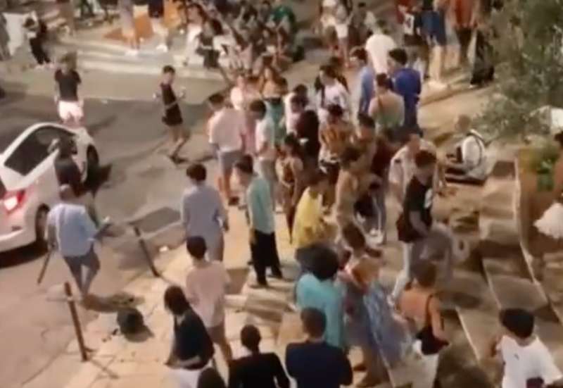 movida selvaggia a ostuni scende con un mazza e distrugge stereo 9