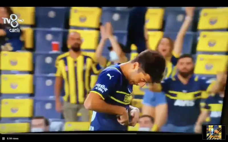 Muhammed Gumusskaya  cerca lo stemma Fenerbahce 