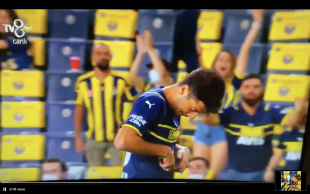 Muhammed Gumusskaya cerca lo stemma Fenerbahce