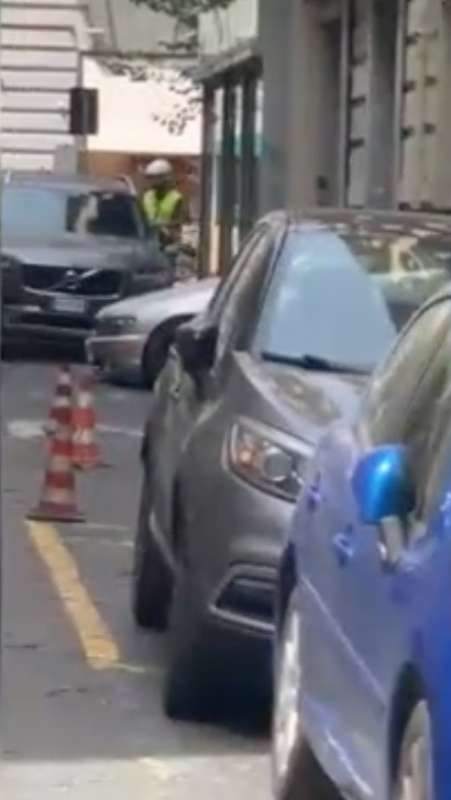 napoli, postino butta le lettere nel cassonetto