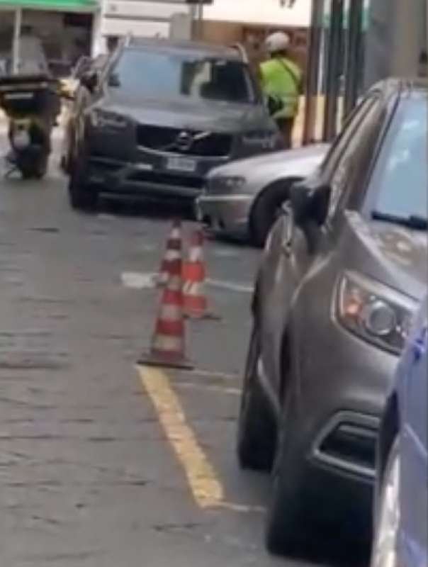 napoli, postino butta le lettere nel cassonetto 5