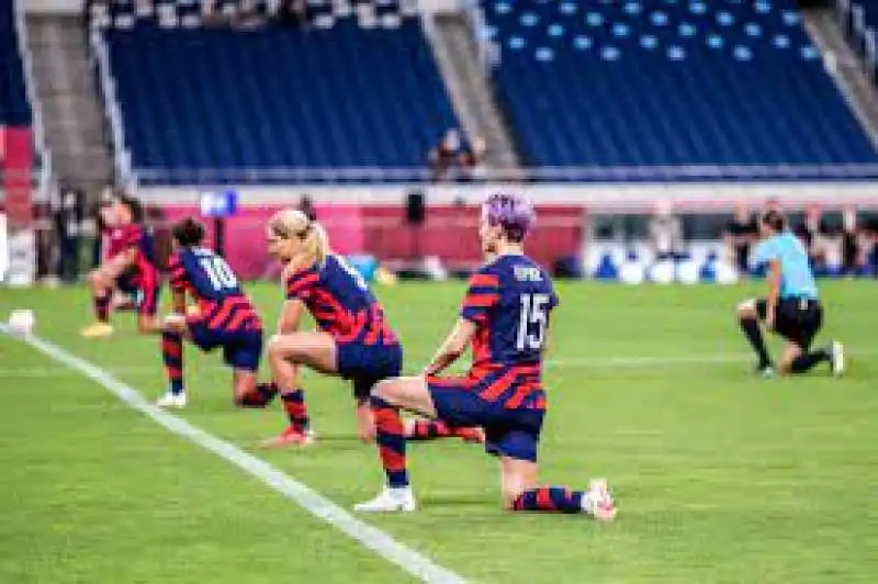 NAZIONALE CALCIO FEMMINILE USA SI INGINOCCHIA 