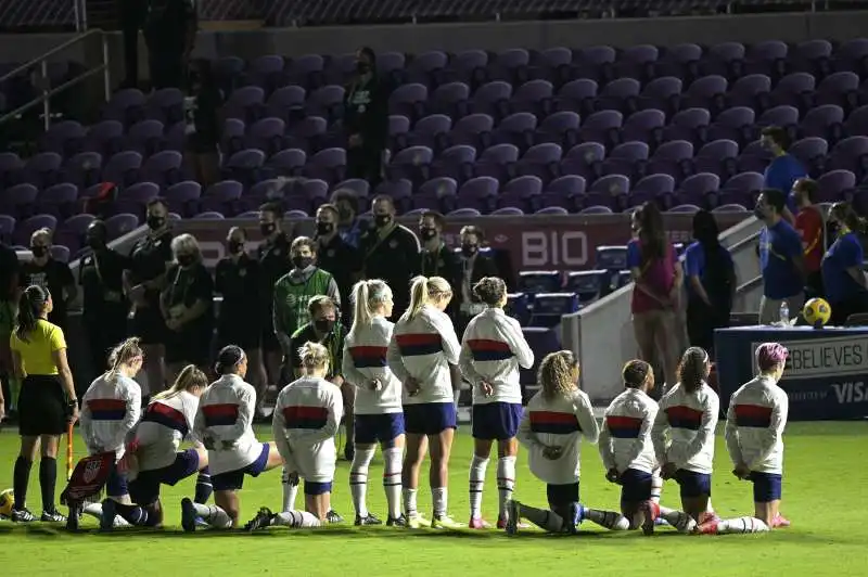 NAZIONALE CALCIO FEMMINILE USA SI INGINOCCHIA 